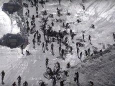 Сотни велосипедистов съехали с «Адской горы» и устроили массовый завал