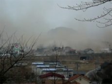 Цунами в Японии: волна смывает деревню и преследует бегущих людей