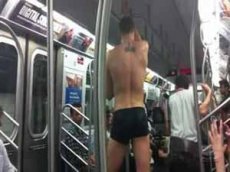 Стриптиз в метро Нью-Йорка