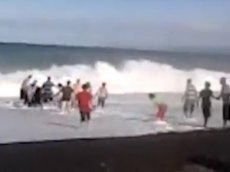 Унесенного волной ребенка спасли "живой цепью"