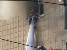 Спасая ребенка, мать спустила его на простыне с 10-го этажа