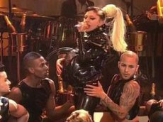 Lady Gaga родила на сцене