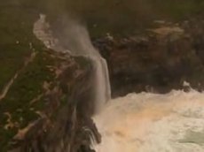 В Австралии водопад изменил направление