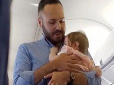 Cтюард укачал плачущую во время полета девочку