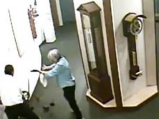 Посетитель музея сломал часы в Национальном музее