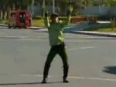 Танцующий полицейский в Маниле