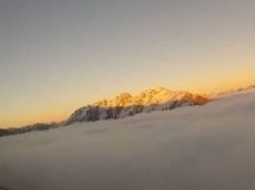 Посадка самолета сквозь густые облака