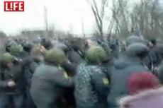 Женщины избили бойцов ОМОН