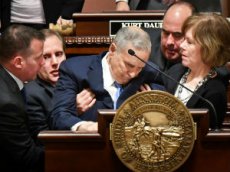Губернатор Миннесоты упал в обморок во время выступления