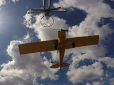 Баскетболист забросил мяч в кольцо с самолёта