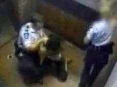 Скандальное видео: австралийский полицейский издевается над задержанными