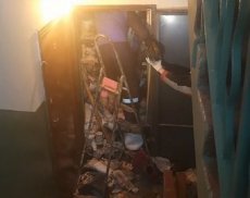 В Сеть выложили видео из квартиры, которая забита мусором до самого потолка