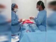 Пластический хирург устроил танцы в разгар операции