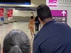 Женщина разделась догола в аэропорту и попала на видео