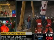 Чилийские спасатели начали поднимать на поверхность замурованных шахтеров