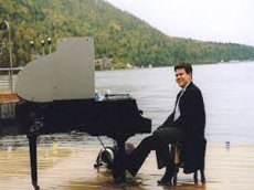 Денис Мацуев выступил с фортепианным концертом на воде