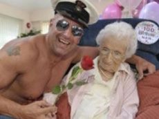 Англичанке на 100-летие подарили стриптизера