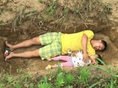 Отец помогает больной дочери привыкнуть к могиле