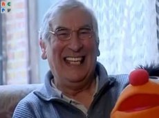 Мужчина два года непрерывно смеется