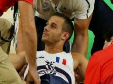 Медики уронили гимнаста, сломавшего ногу на Олимпиаде