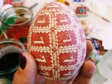 Крымская художница показала как расписать пасхальные яйца воском