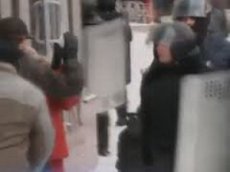 В сети появилось видео "Беркута", плюющего в лицо демонстранту