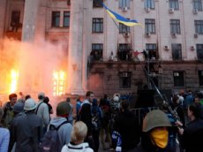 В интернете появилось видео начала штурма Дома профсоюзов в Одессе
