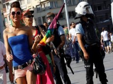 Турецкая полиция разогнала гей-парад водометами и резиновыми пулями