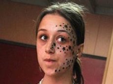 В Бельгии татуировщик изорудовал лицо девушки