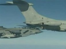 Британские истребители "Торнадо" дозаправляются в небе над Ливией