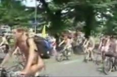 Британские дороги заполнили голые велосипедисты