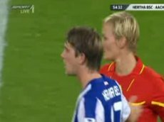 Футболист во время матча пощупал грудь арбитра-женщины