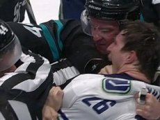 Хоккеист покусал соперника во время драки