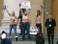 Femenистки разделись у белорусского КГБ