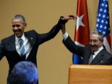Рауль Кастро не позволил Бараку Обаме похлопать себя по плечу