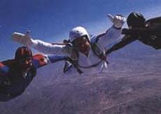 Джордж Буш старший прыгнул с парашютом