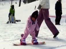Годовалую девочку поставили на сноуборд