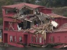 Cухогруз протаранил старинный особняк в Стамбуле