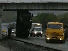 В Мурманске грузовик встал «на дыбы» на скользкой дороге