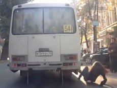 Маршрутка протащила по улице выпавшую из нее пассажирку