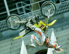 Двойное сальто на мотоцикле