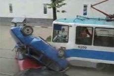 Трамвай смял несколько машин