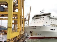 В Барселоне паром с 420 пассажирами врезался в причал