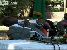 Обезьяна помочилась на президента Замбии