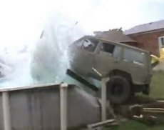 Сумасшедший канадец врезался в бассейн