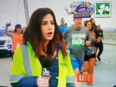 Бегун шлепнул журналистку по попе в прямом эфире