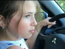 Алексей Панин посадил за руль авто 10-летнюю дочь