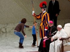 6-летний мальчик прервал аудиенцию Папы Римского