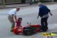 Позор в прямом эфире: репортер сбил человека