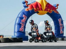 Пилоты Формулы-1 сразились в гонке на холодильниках